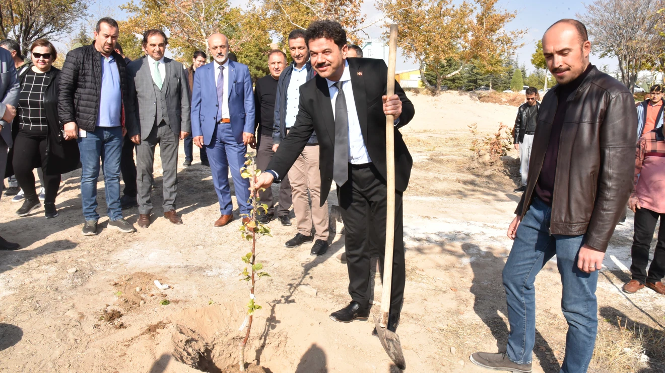 Milli Ağaçlandırma Günü’nde yüzlerce fidan toprakla buluşturuldu